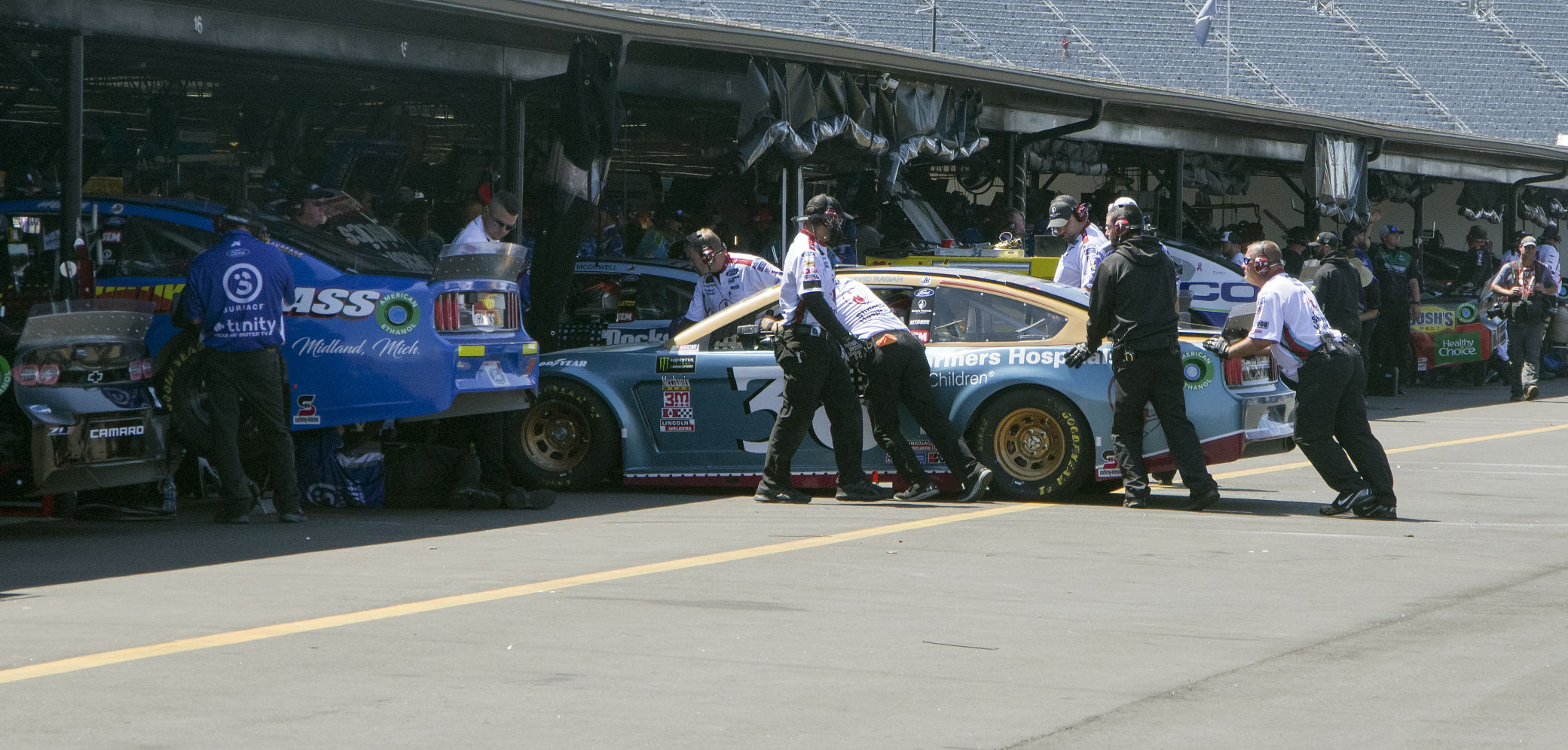 Friday at the Bojangles' Southern 500
